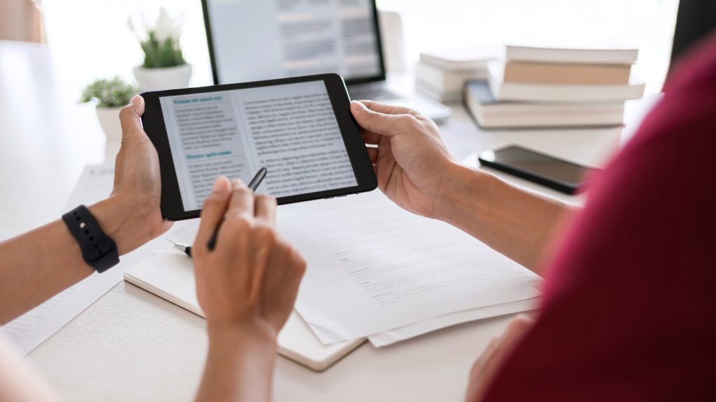 Deux personnes qui travaillent sur tablette en apprentissage