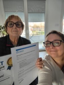Accompagnement numérique à domicile Leti Services - Remise d'une fiche de validation des compétences à une cliente à Malo